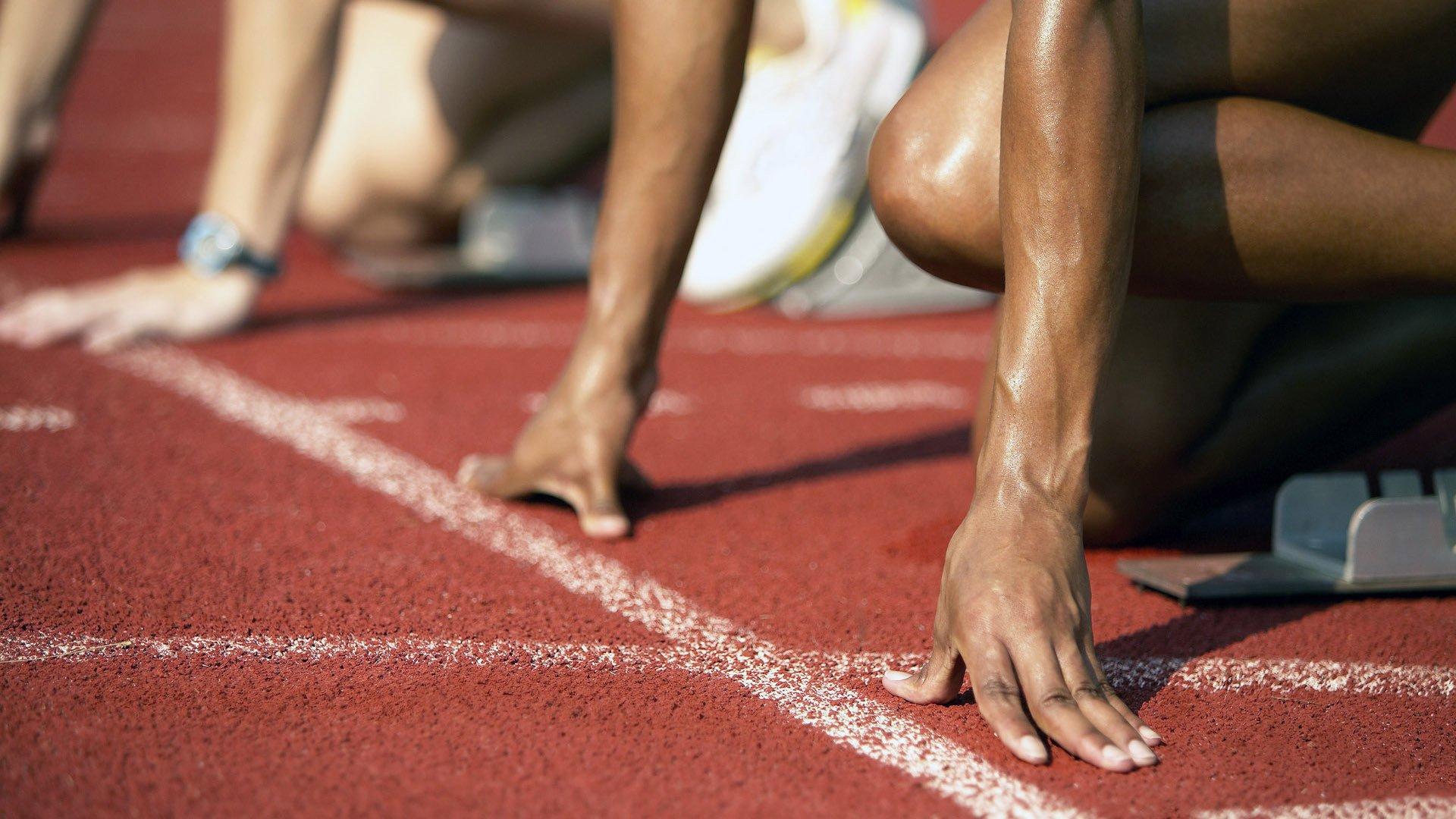 小球迷看台扔钞票贿赂裁判引发足球界深思