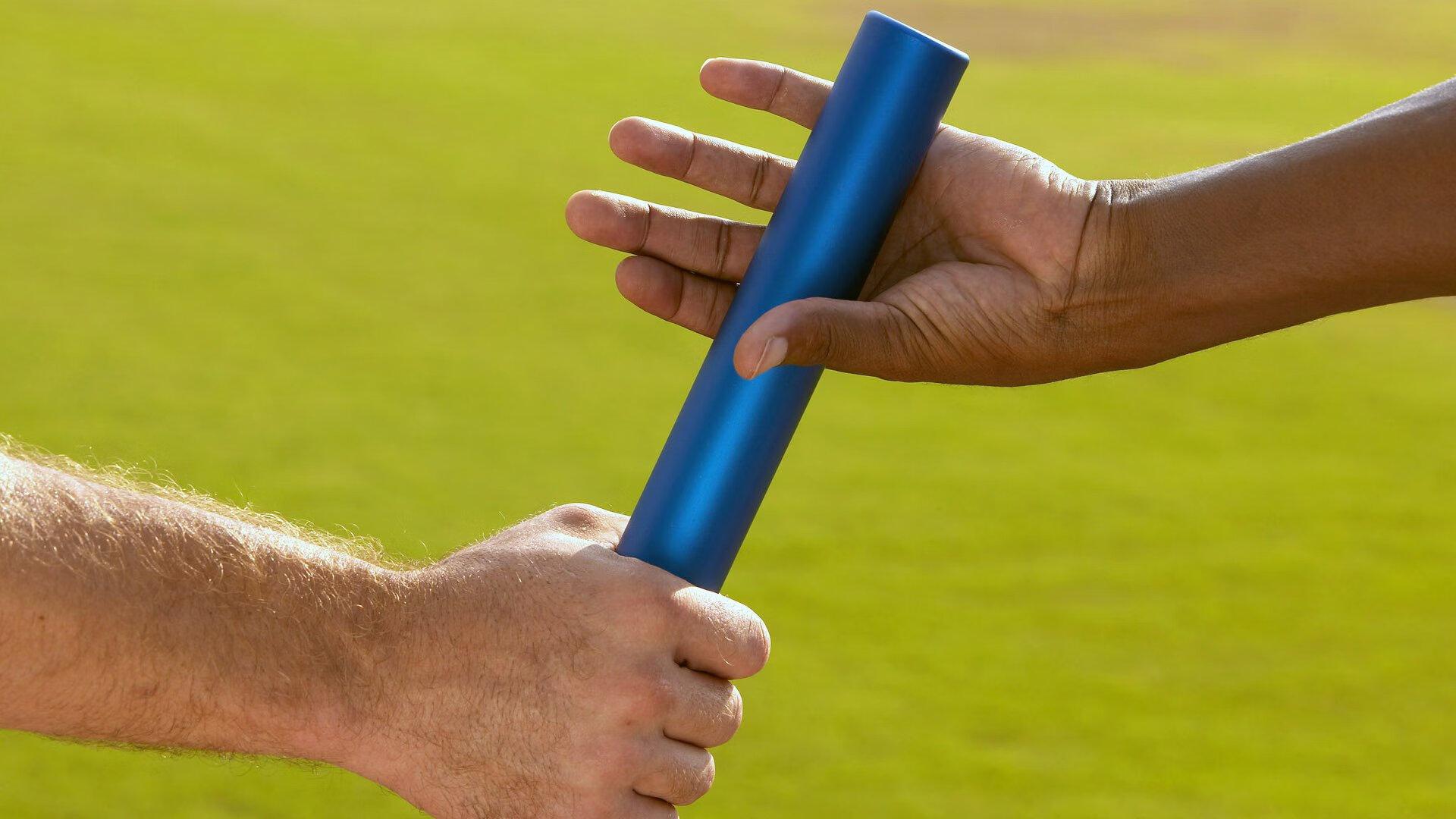 梦想成真!小球迷赛后获赠偶像战袍 激动瞬间温暖全场