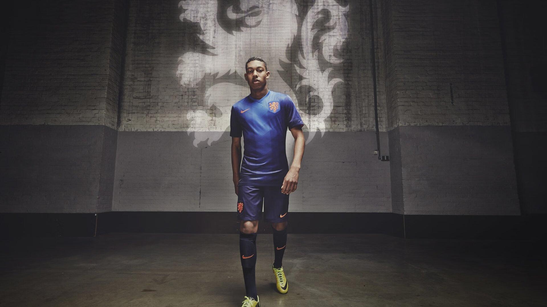 欧冠史诗夜,拉菲尼亚双响闪耀巴黎,滕森头槌定乾坤,巴萨客场3比2逆转夺先机